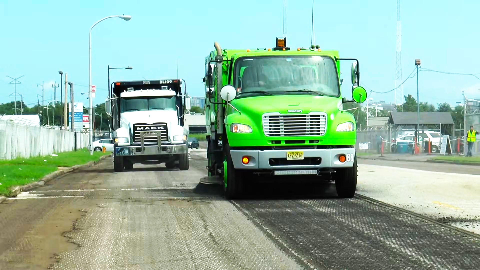 Schwarze M6 street sweeper cleaning road milling construction