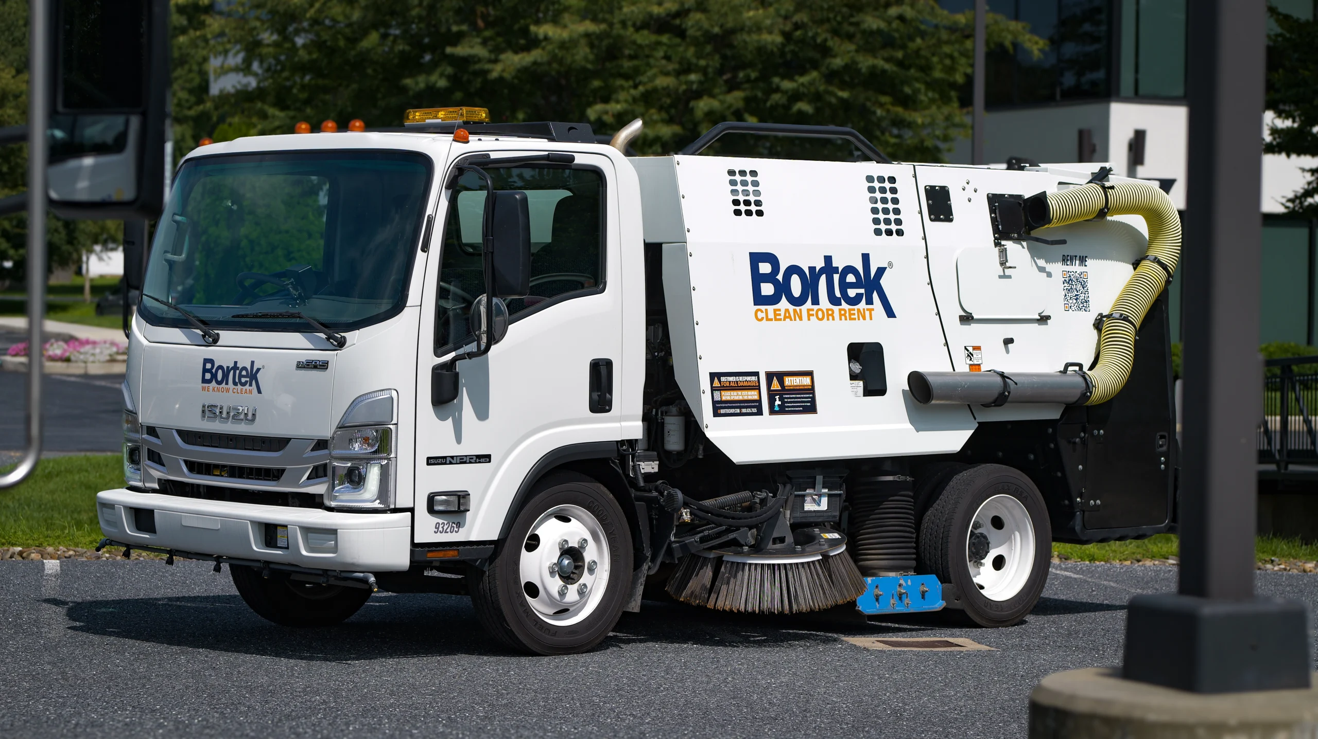 Schwarze SuperVac Gale Force parking lot sweeper rental